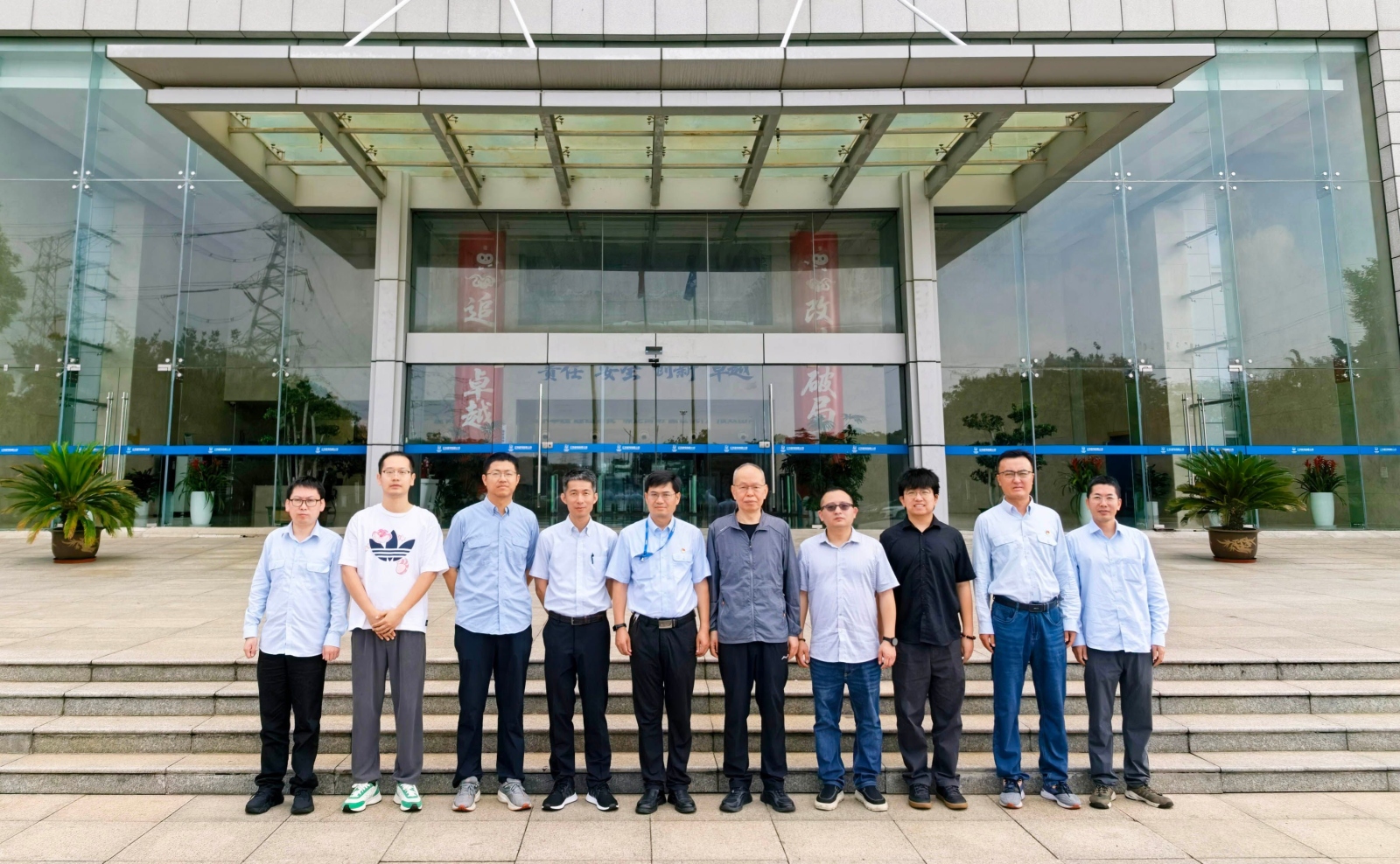 1防非停试点评估入口会合影.jpg